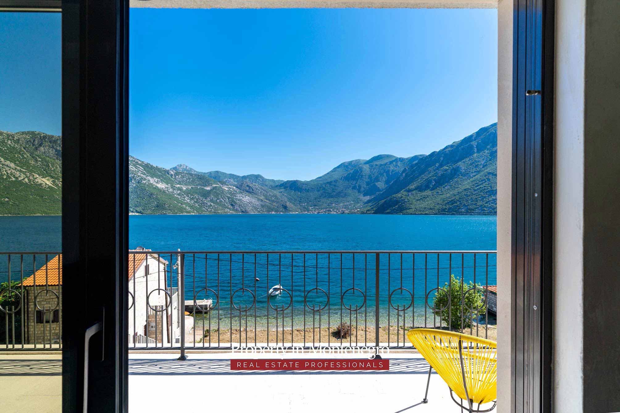 Modern villa in the Bay of Kotor (31)