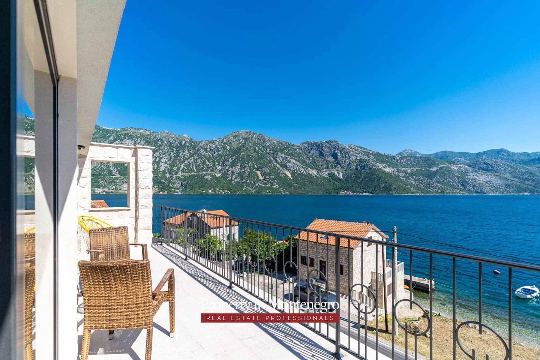 Modern villa in the Bay of Kotor (32)