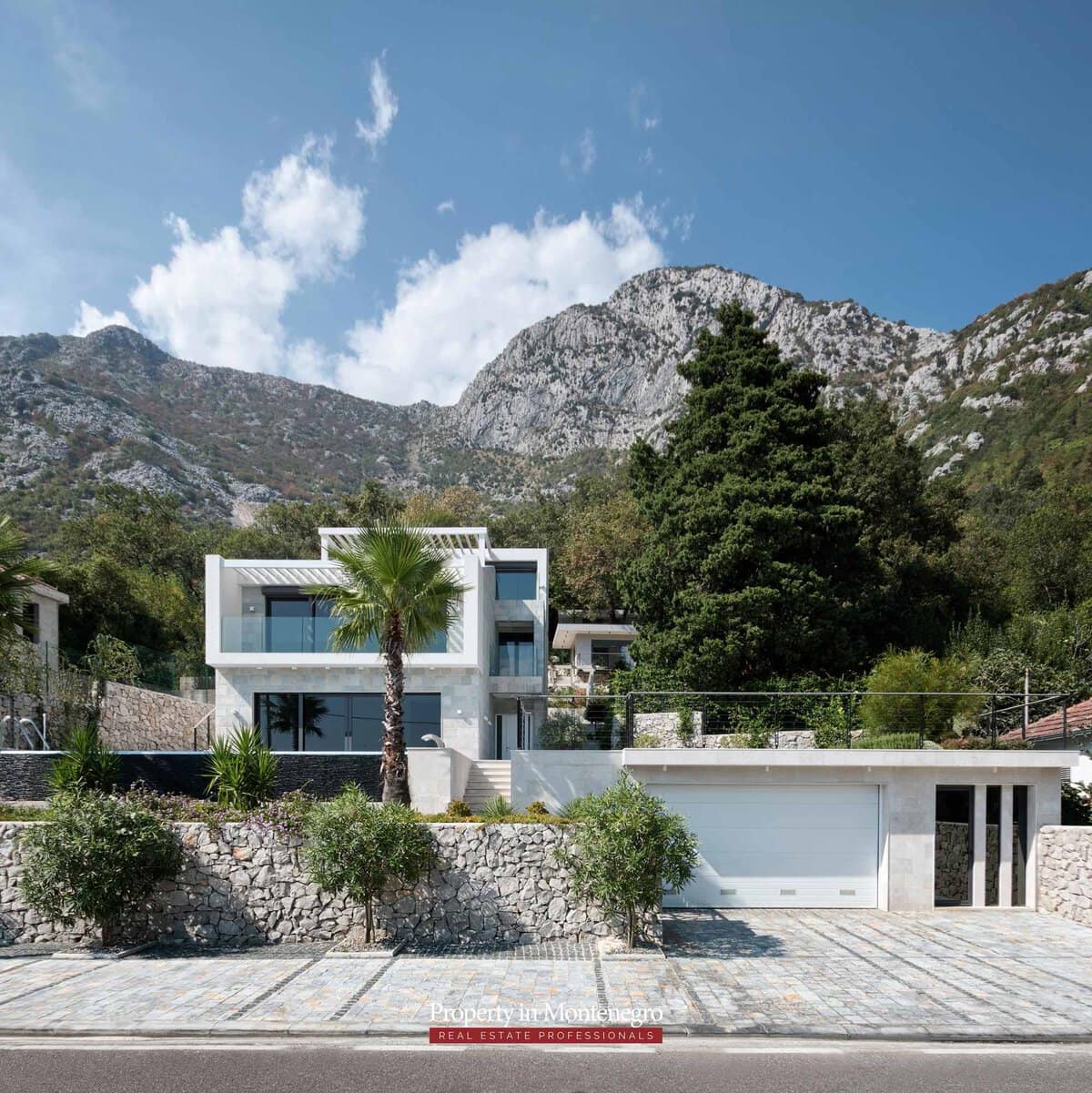 Modern family villa in the Kotor area with two beaches, Kotor · Strp