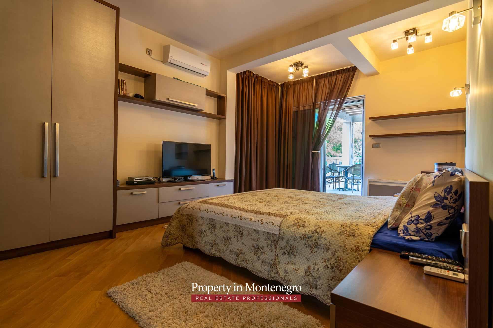 House in the quiet part of Tivat (12)