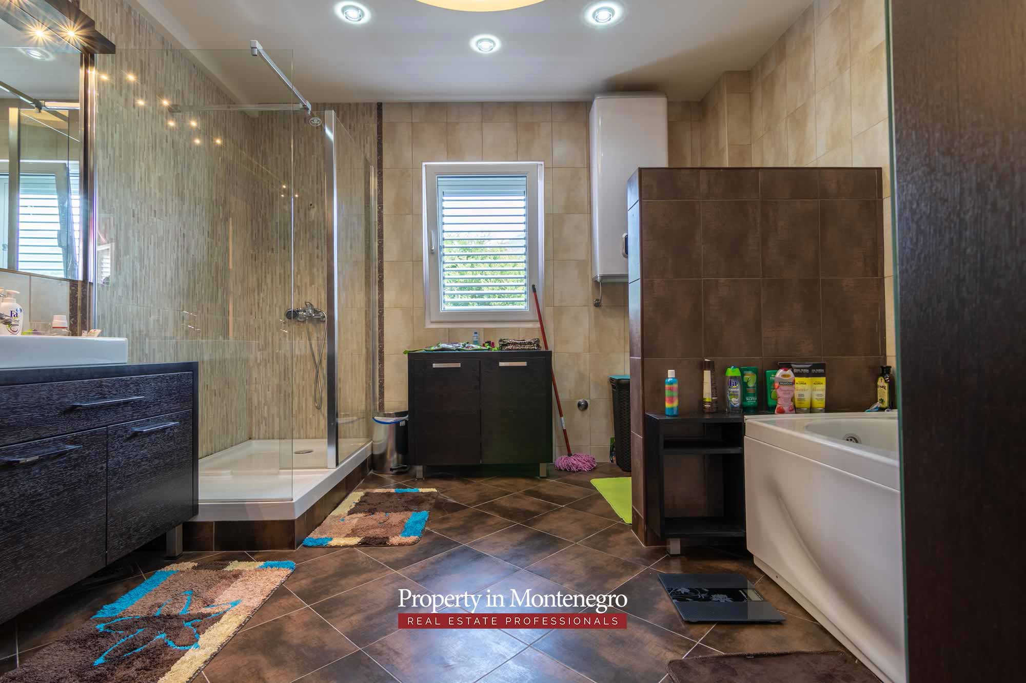 House in the quiet part of Tivat (16)
