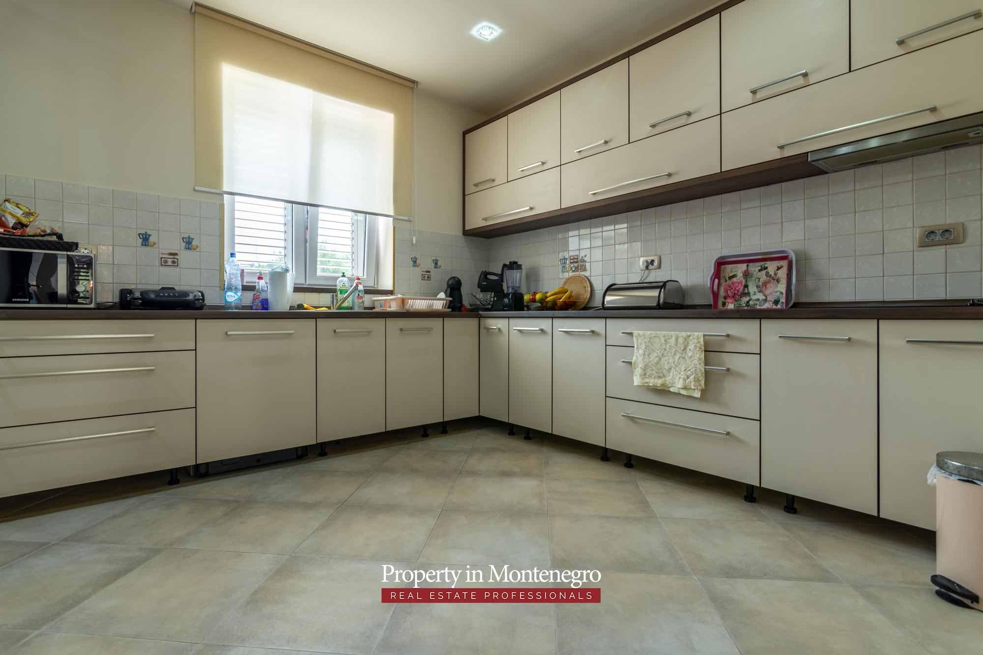 House in the quiet part of Tivat (27)