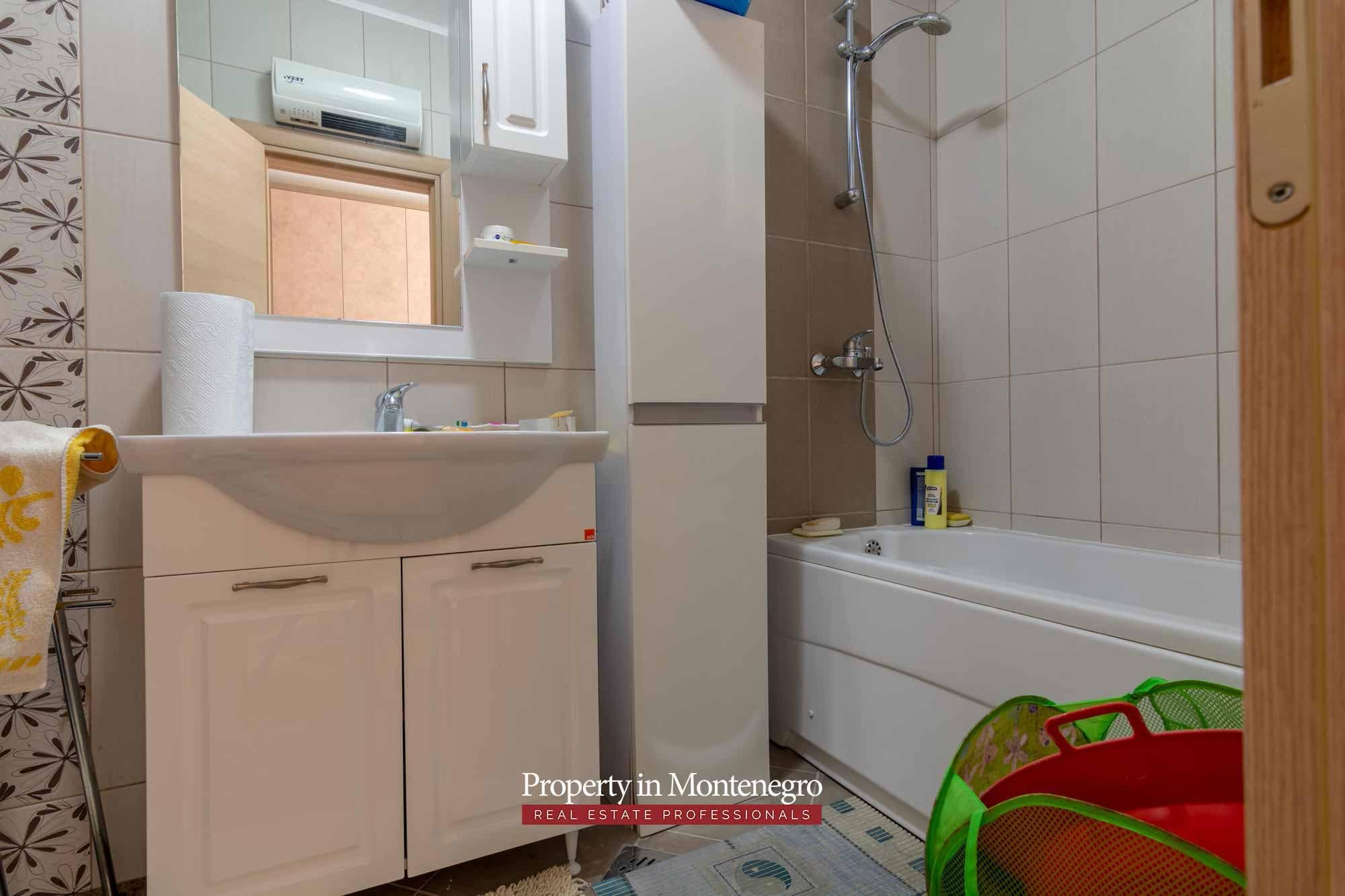 House in the quiet part of Tivat (36)