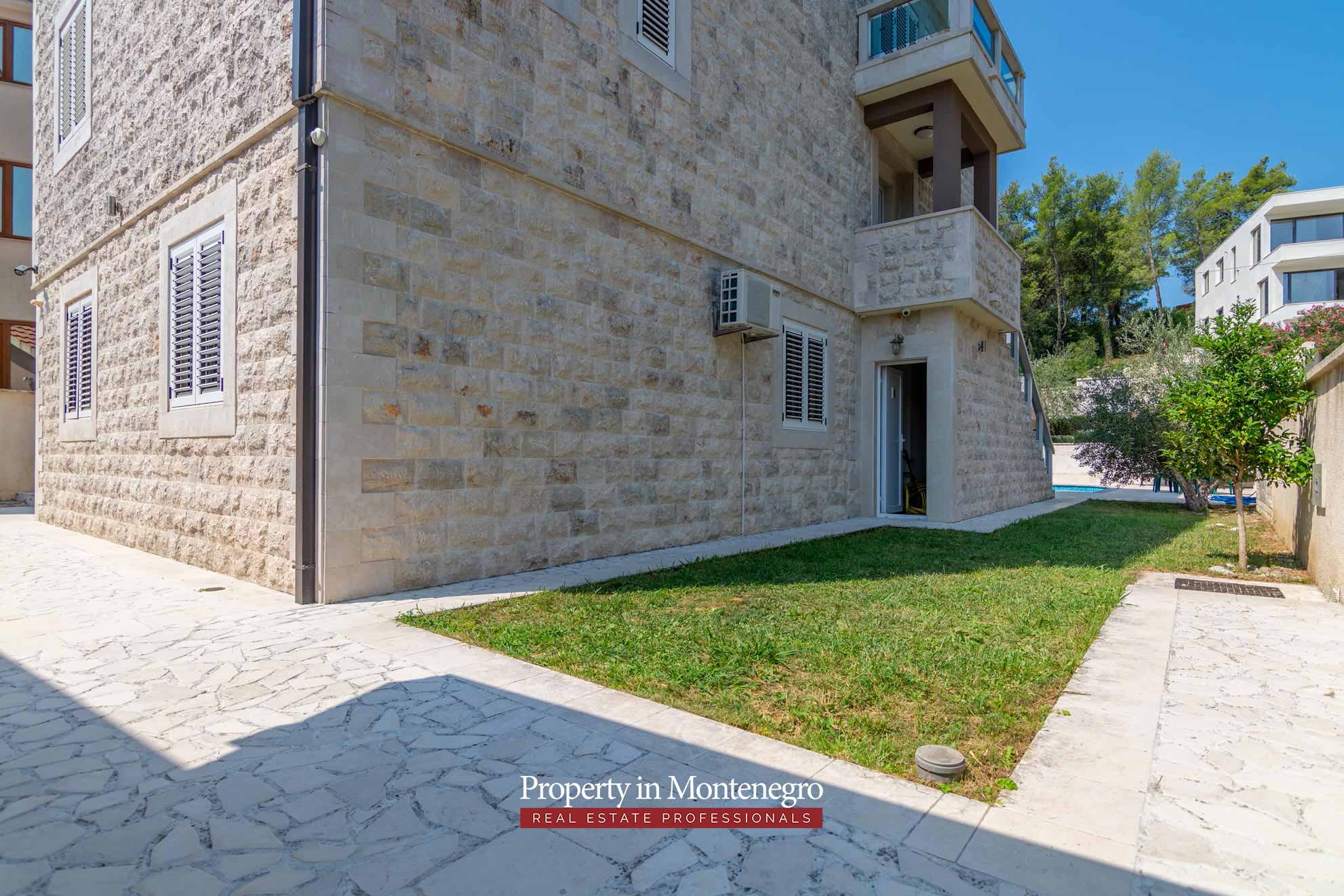 House in the quiet part of Tivat (45)