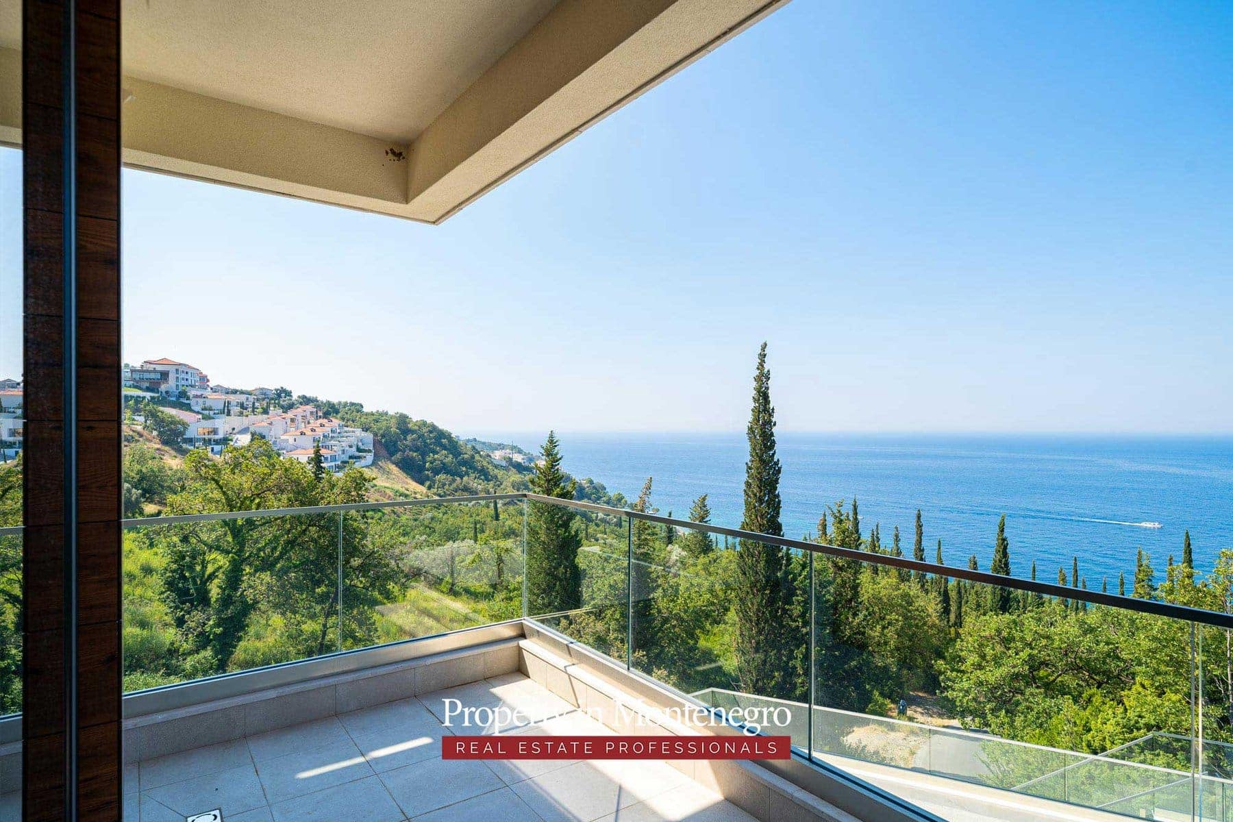 Beautiful villa in Budva with panoramic views (8)