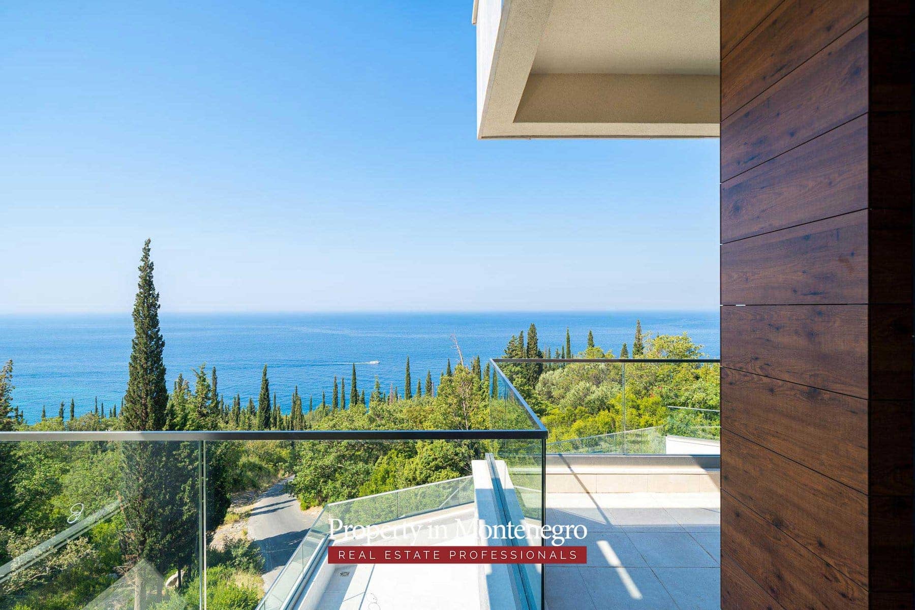 Beautiful villa in Budva with panoramic views (9)
