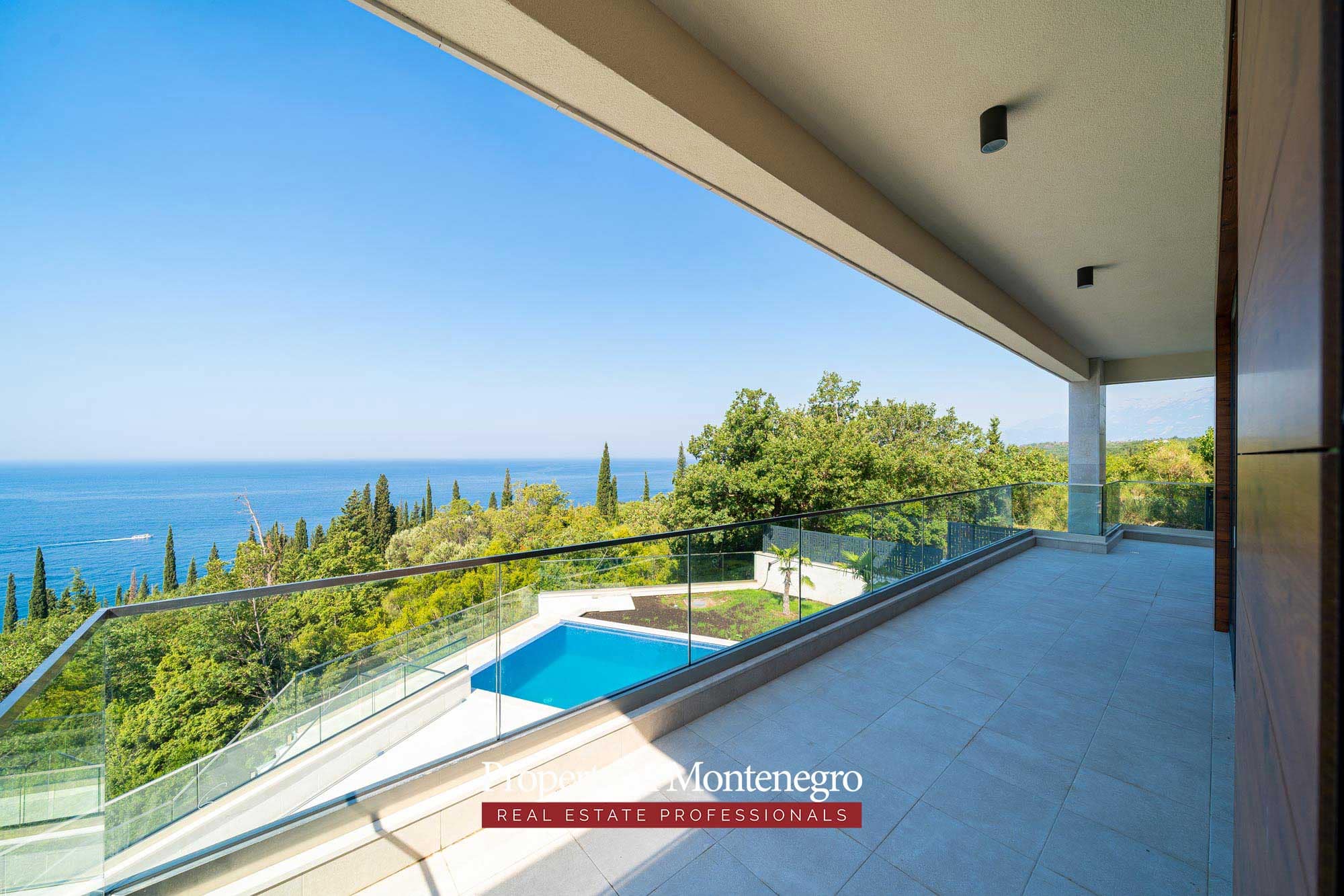 Beautiful villa in Budva with panoramic views (10)