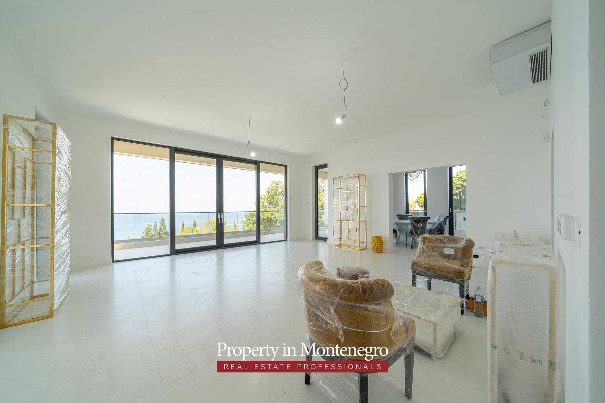 Beautiful villa in Budva with panoramic views (21)