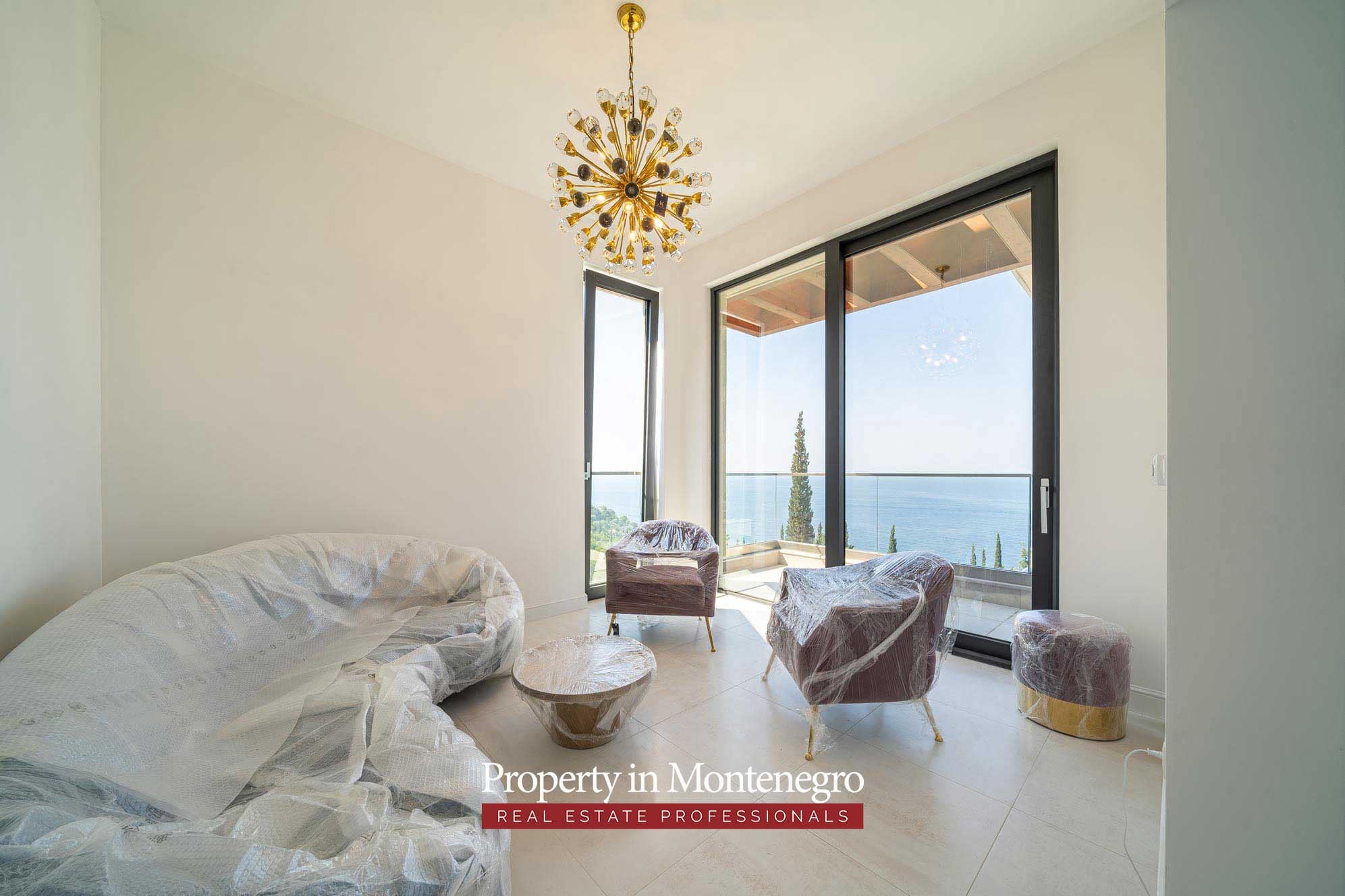 Beautiful villa in Budva with panoramic views (22)