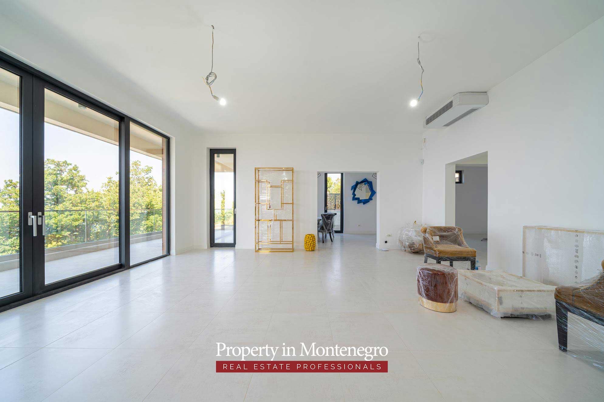 Beautiful villa in Budva with panoramic views (23)