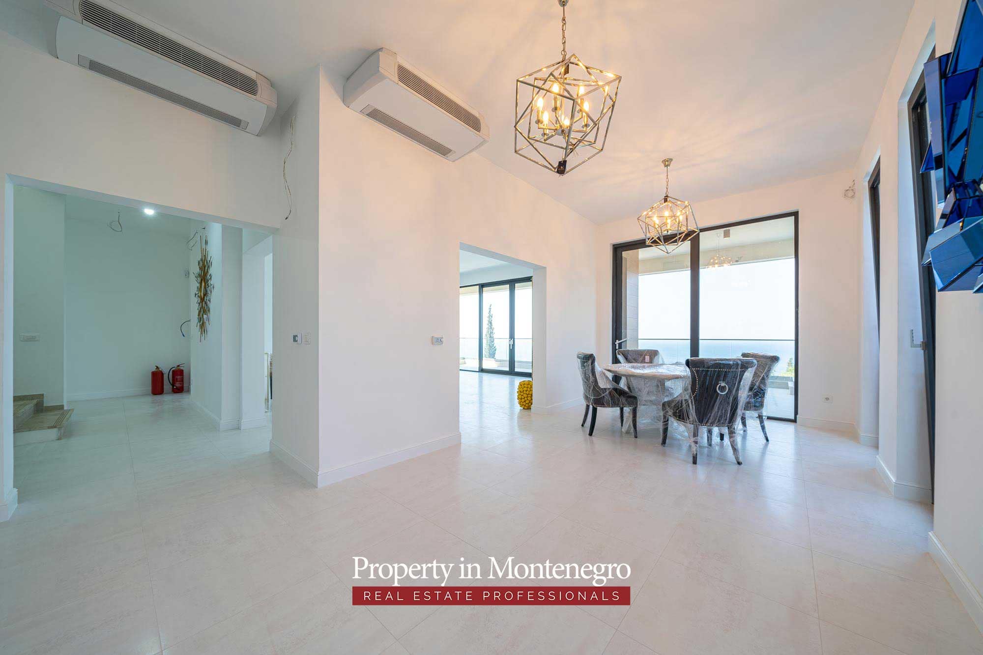 Beautiful villa in Budva with panoramic views (25)