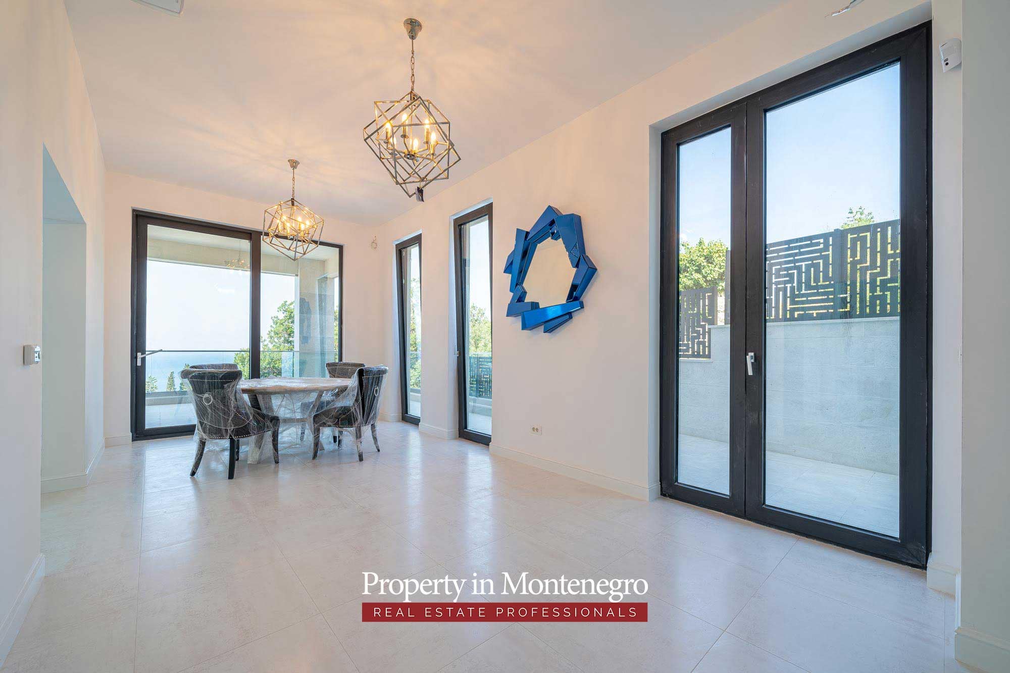 Beautiful villa in Budva with panoramic views (26)