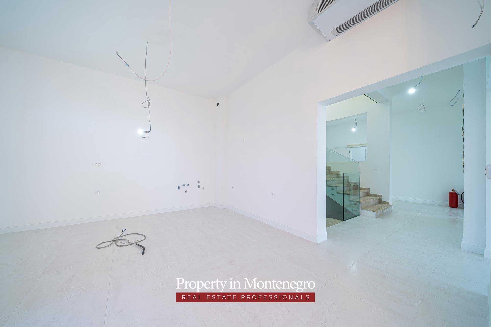 Beautiful villa in Budva with panoramic views (27)
