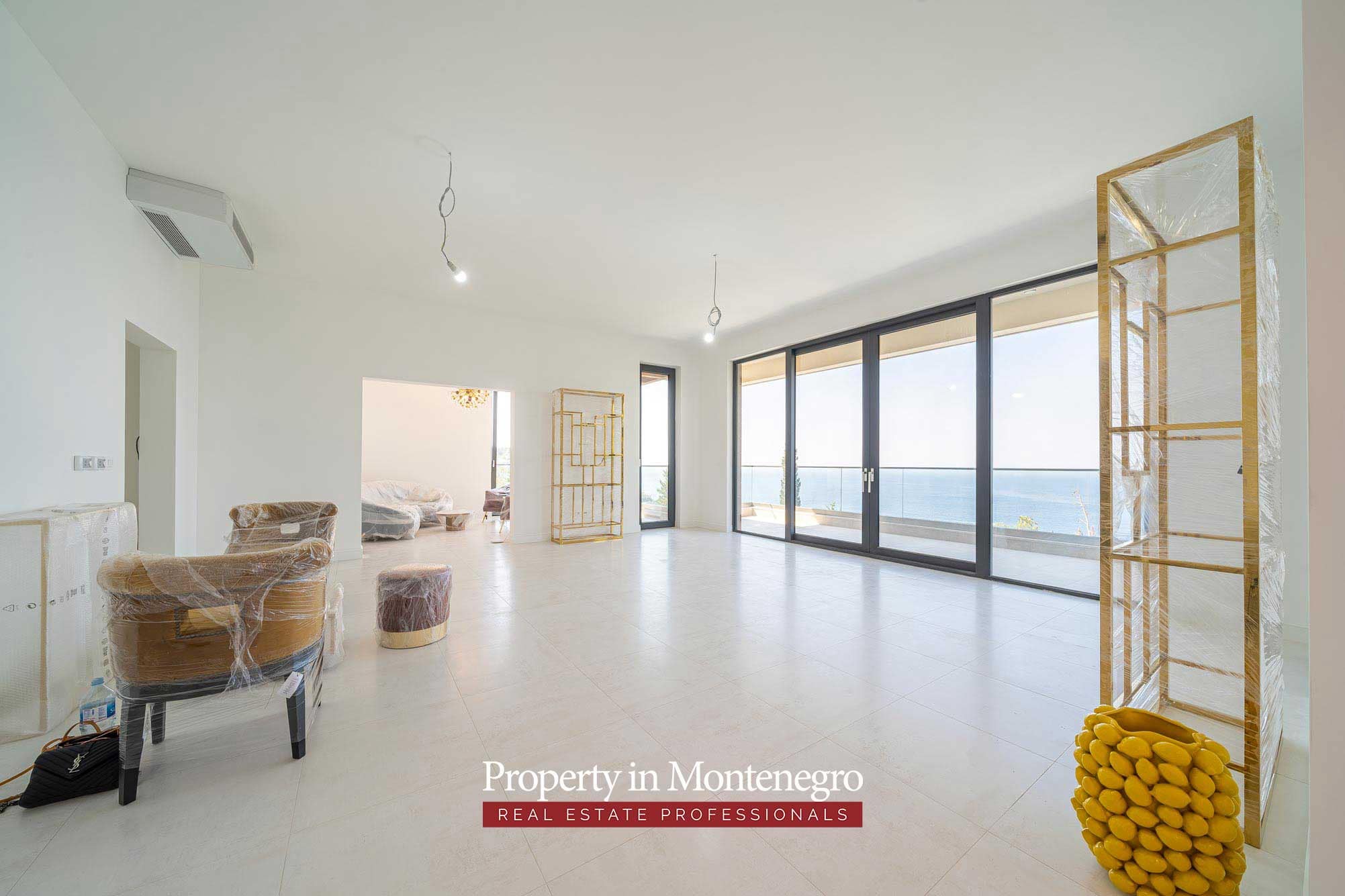 Beautiful villa in Budva with panoramic views (30)