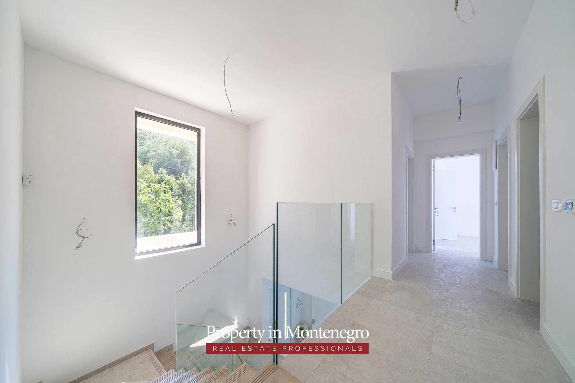 Beautiful villa in Budva with panoramic views (31)