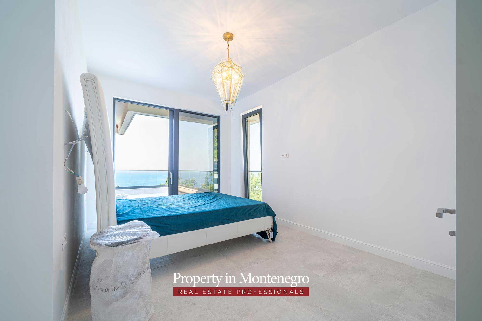 Beautiful villa in Budva with panoramic views (32)