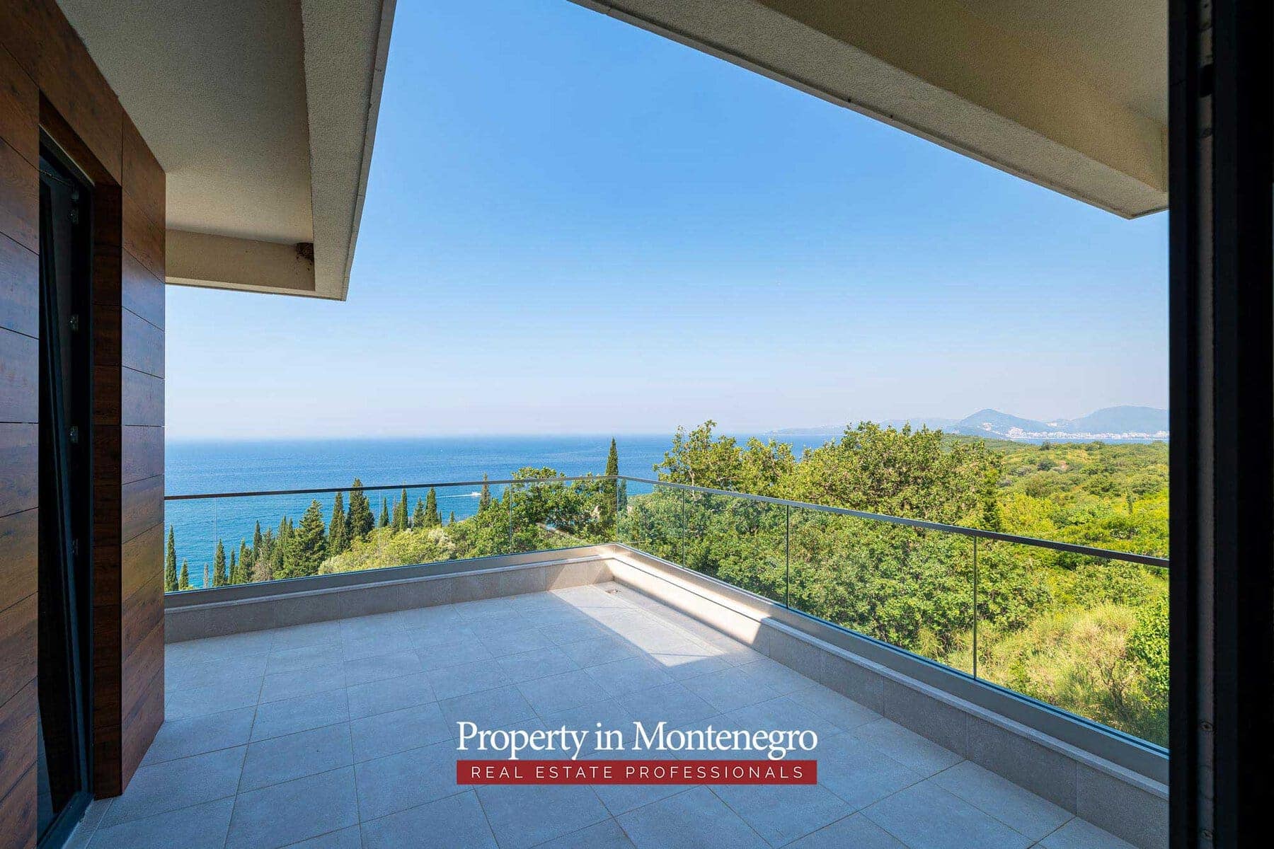 Beautiful villa in Budva with panoramic views (33)