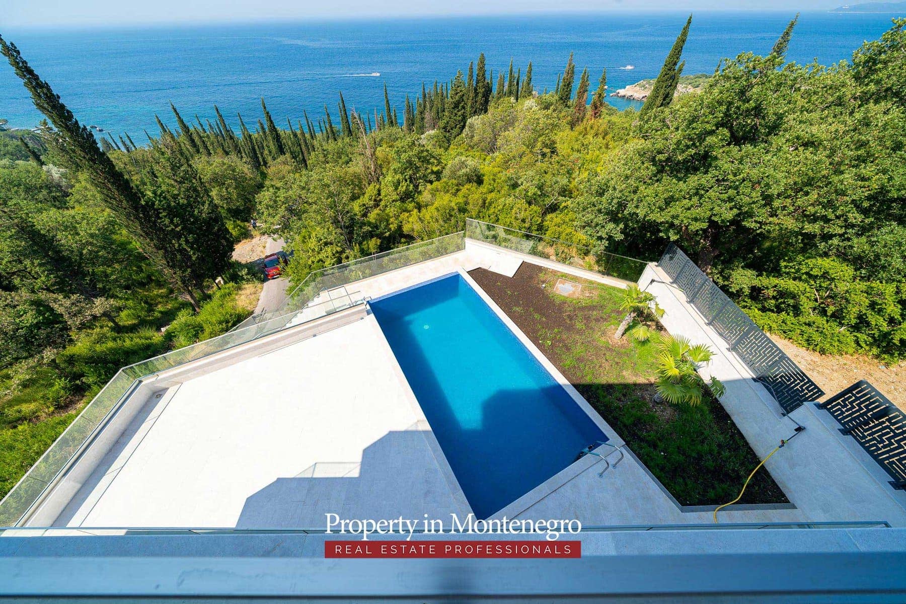 Beautiful villa in Budva with panoramic views (36)