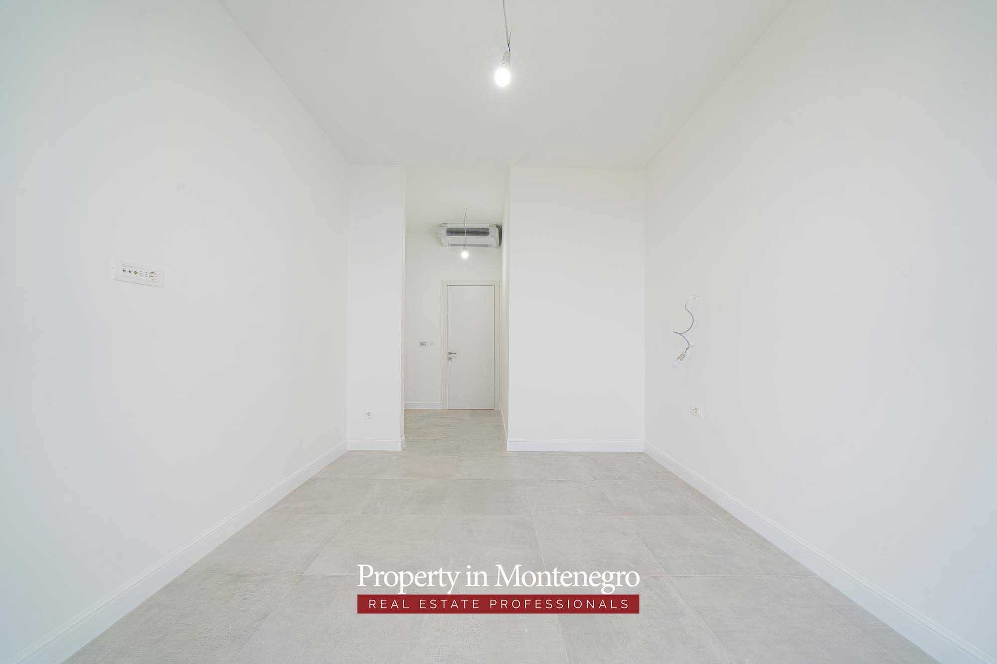 Beautiful villa in Budva with panoramic views (42)