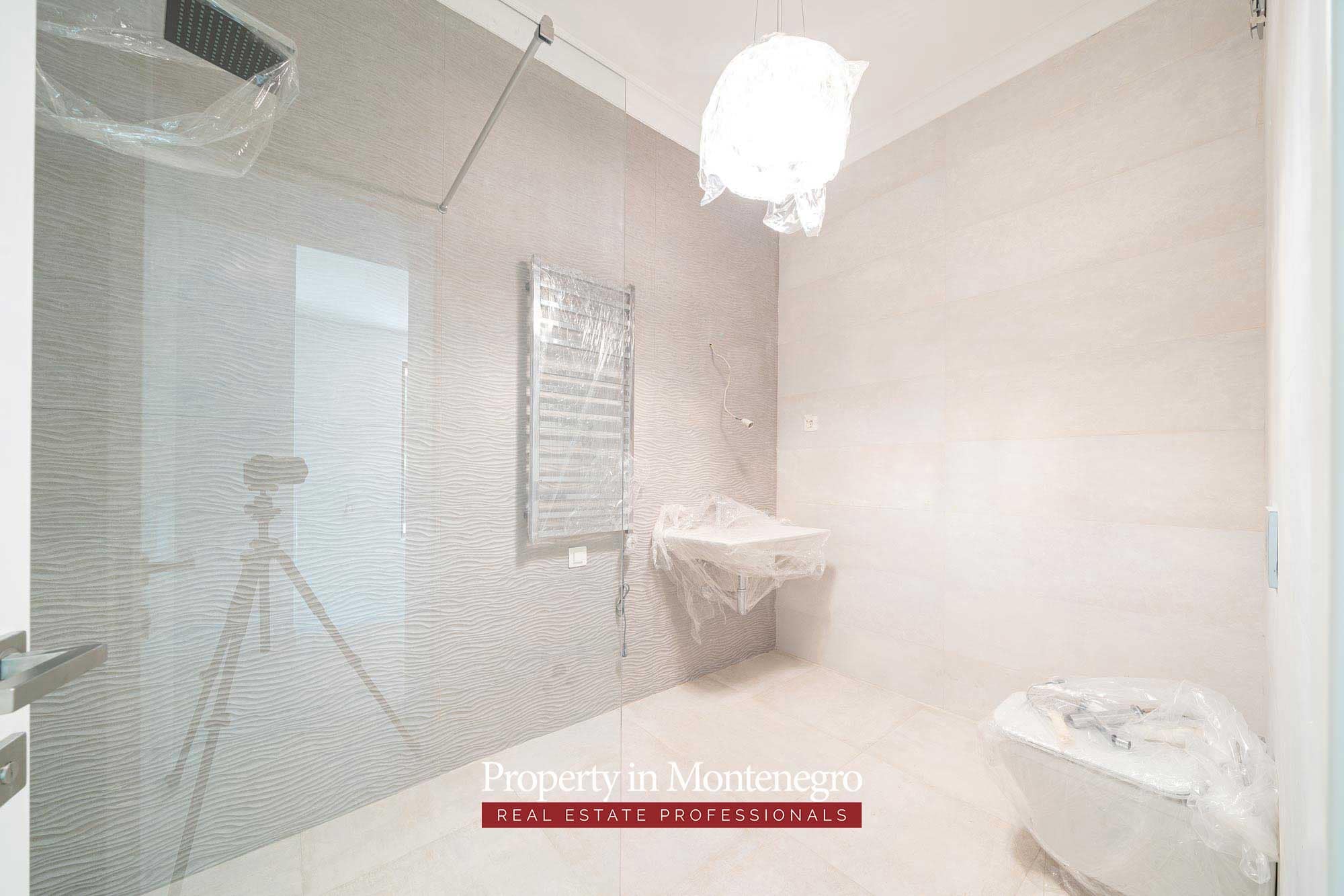 Beautiful villa in Budva with panoramic views (43)