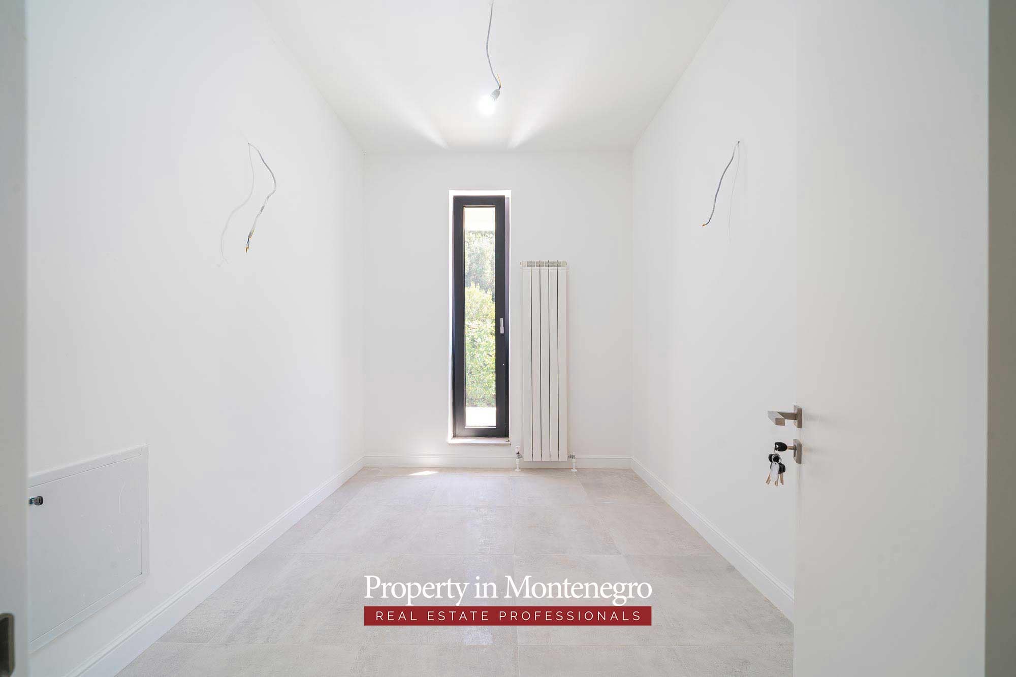 Beautiful villa in Budva with panoramic views (44)