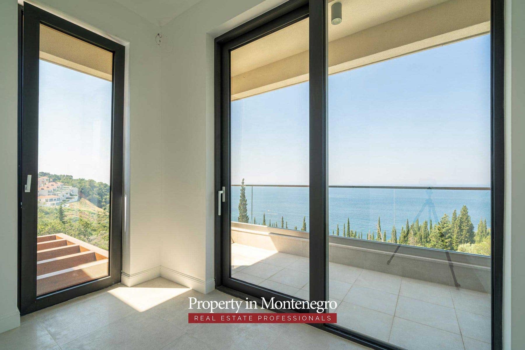 Beautiful villa in Budva with panoramic views (46)
