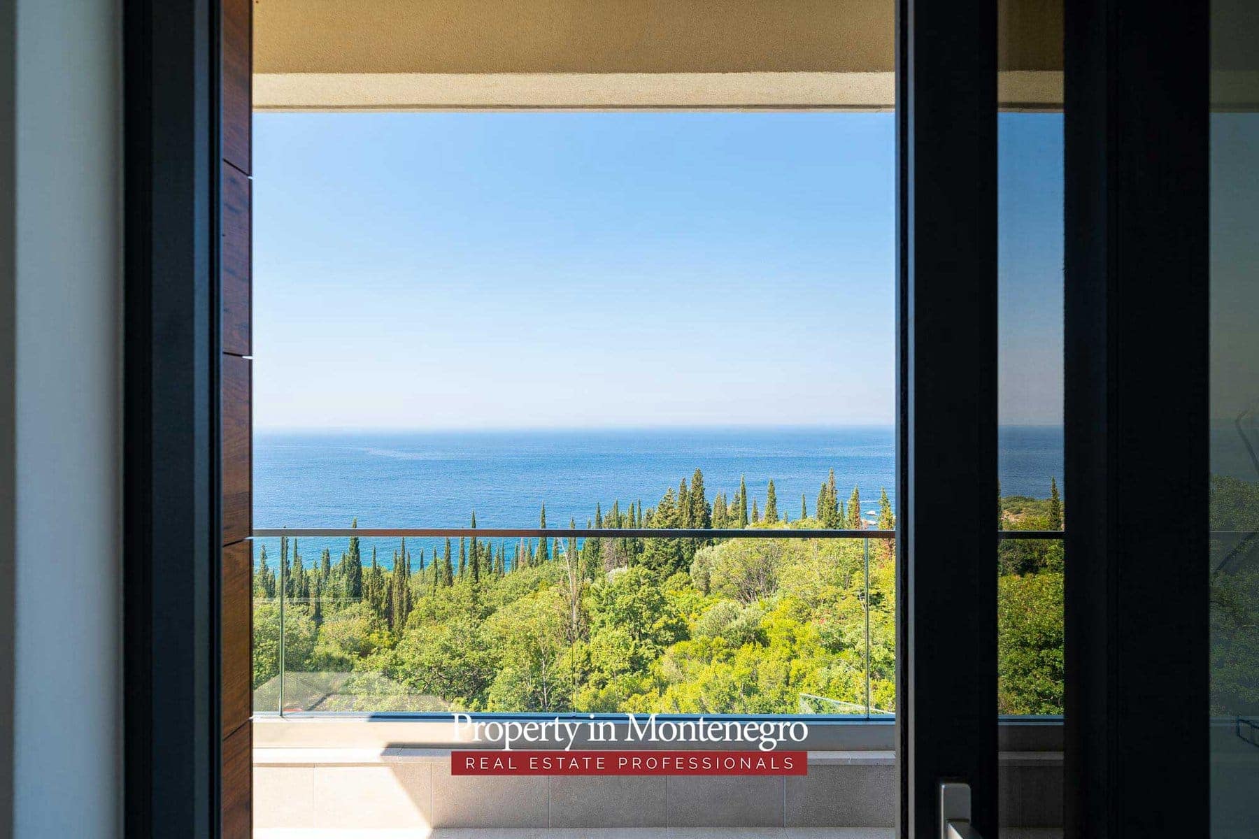 Beautiful villa in Budva with panoramic views (47)