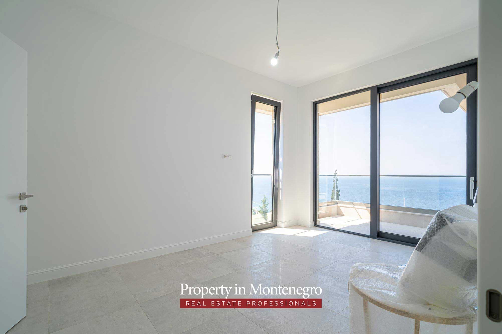 Beautiful villa in Budva with panoramic views (49)