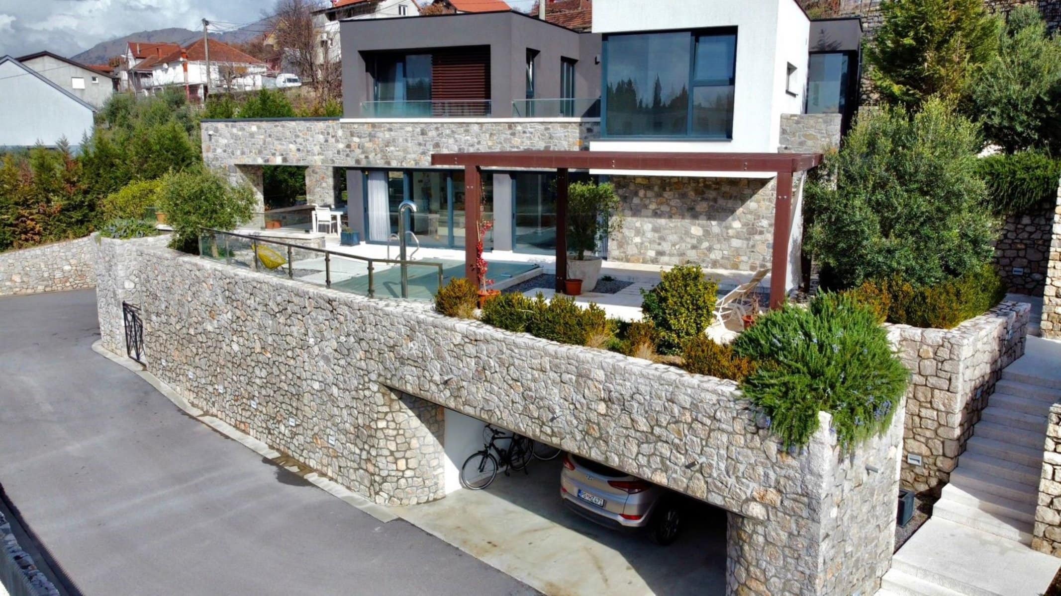 Three-bedroom, contemporary villa in an exclusive gated complex with an outdoor pool, Podgorica (2)