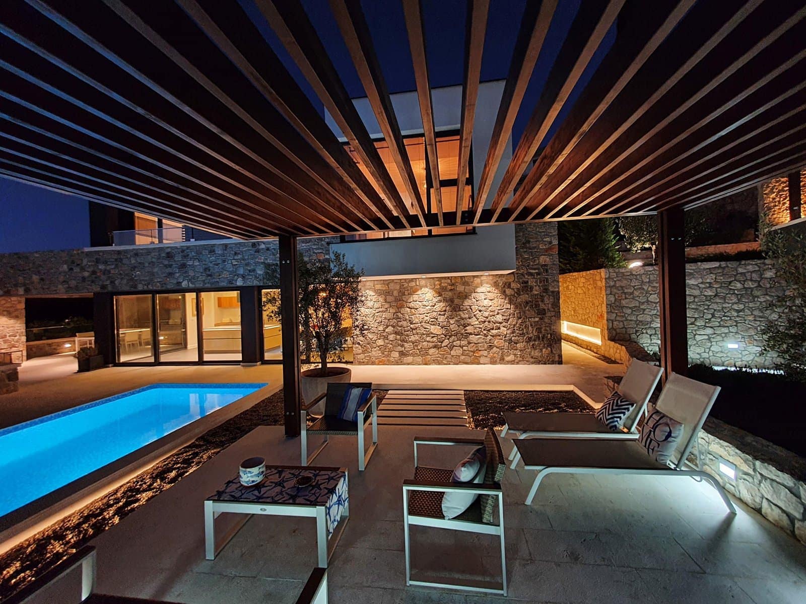 Three-bedroom, contemporary villa in an exclusive gated complex with an outdoor pool, Podgorica (16)