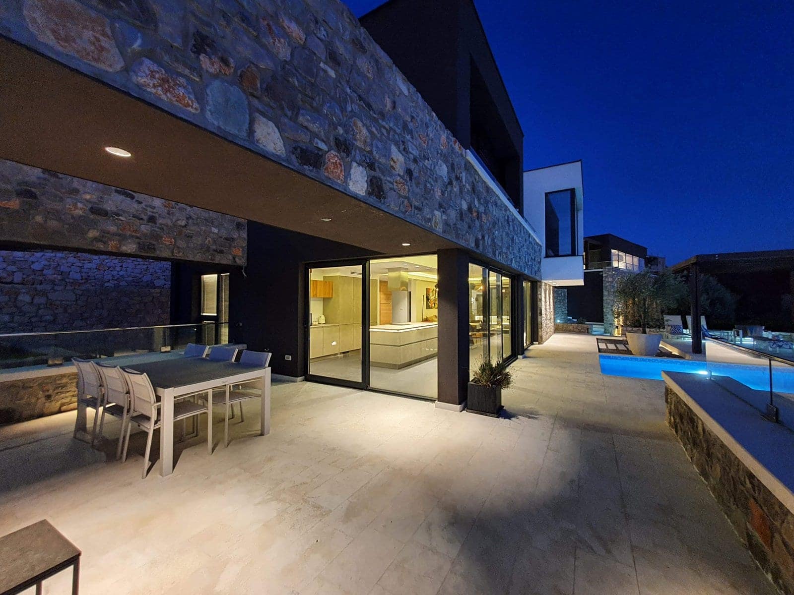 Three-bedroom, contemporary villa in an exclusive gated complex with an outdoor pool, Podgorica (14)