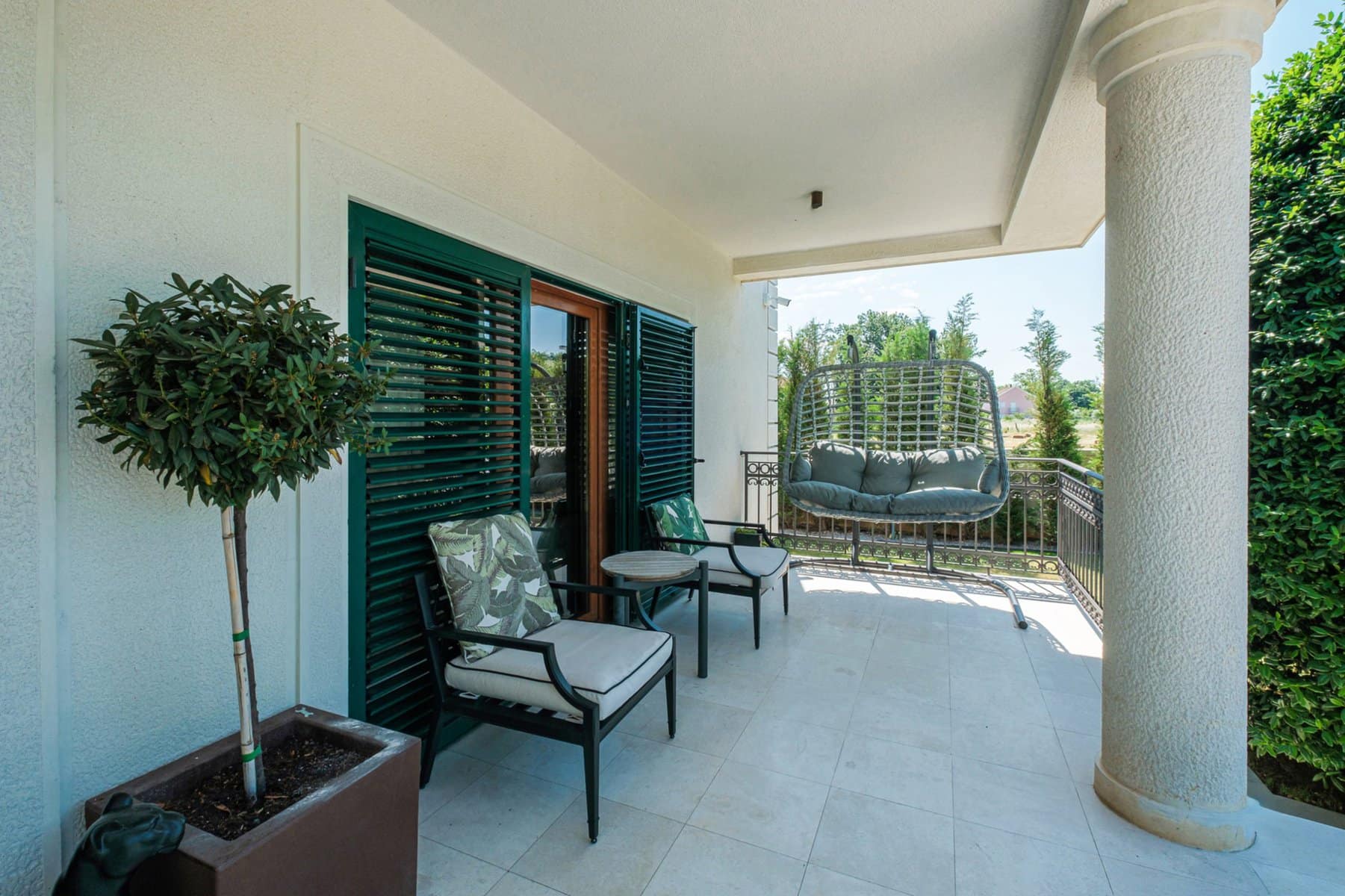 Contemporary Villa with an Outdoor Swimming Pool (7)