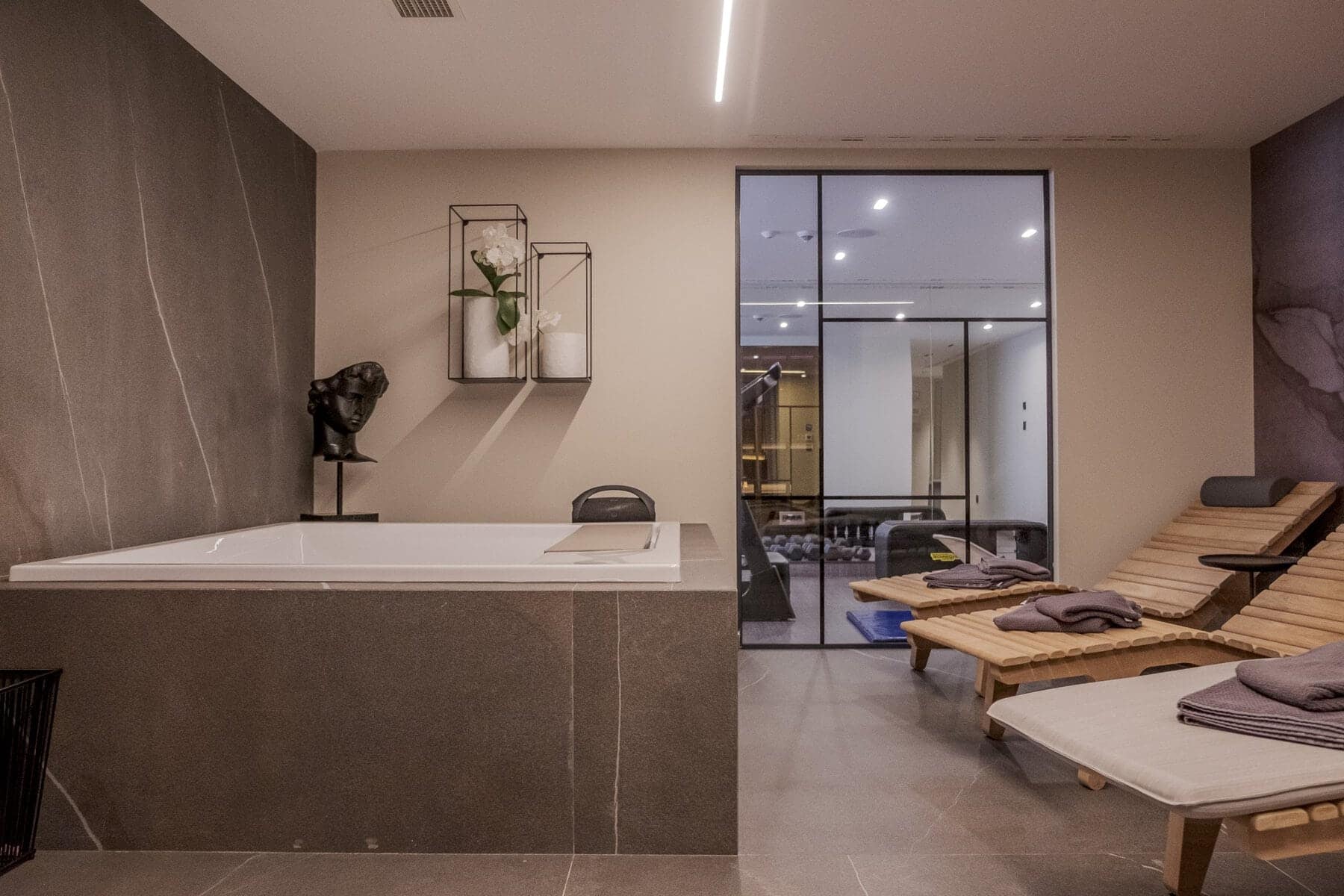 Contemporary Villa with an Outdoor Swimming Pool (36)