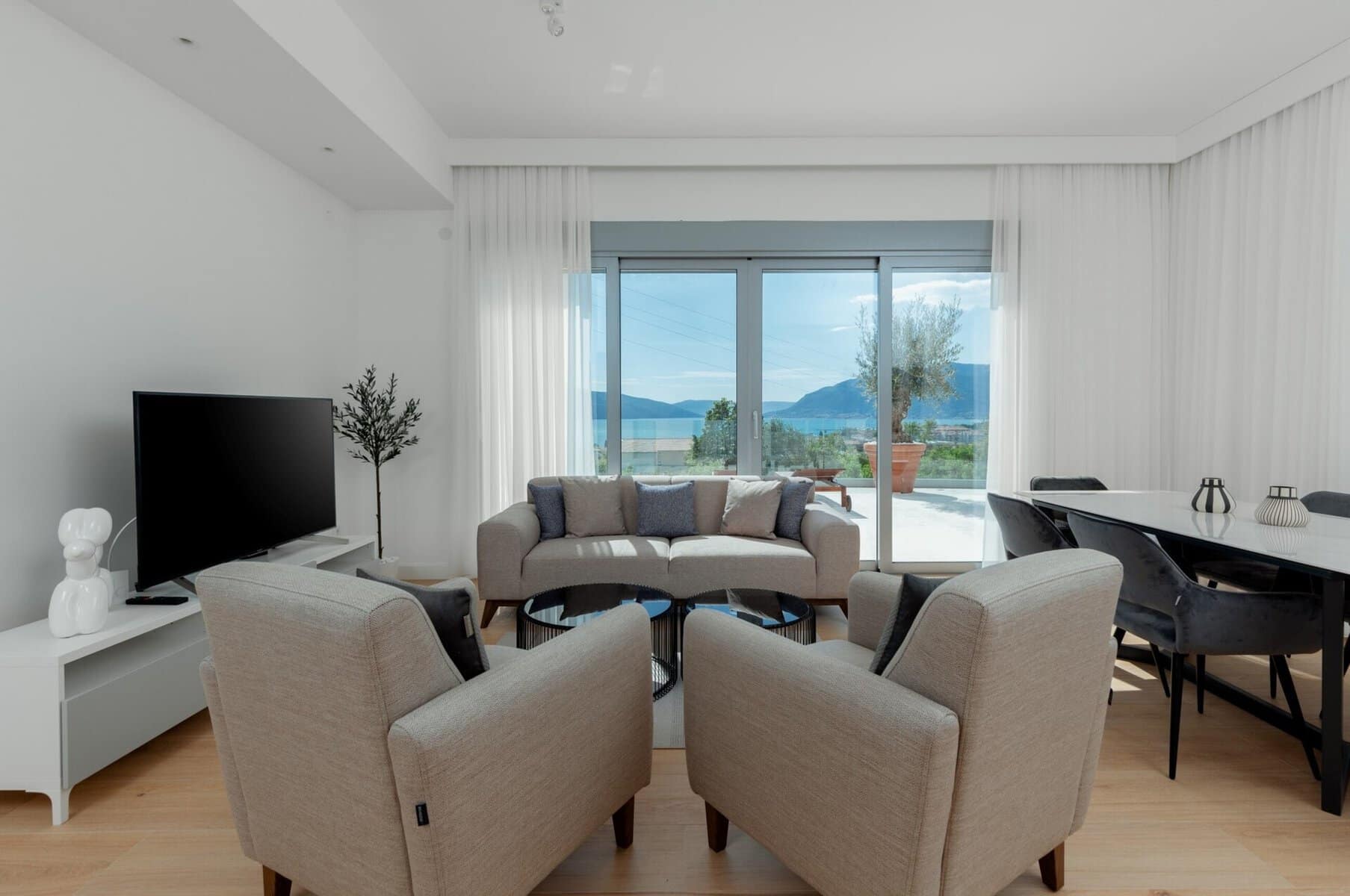 Tivat Sea-view Villa for Rent (8)