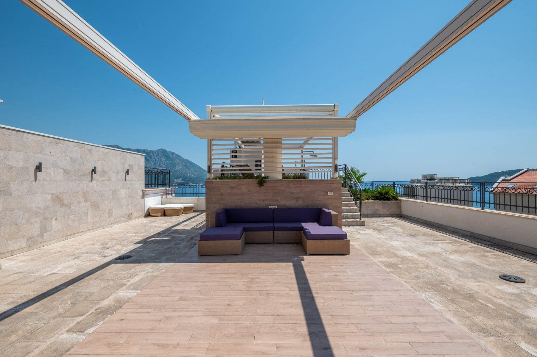 Luxury Penthouse Apartment with Panoramic Roof Terrace and Garage (9)