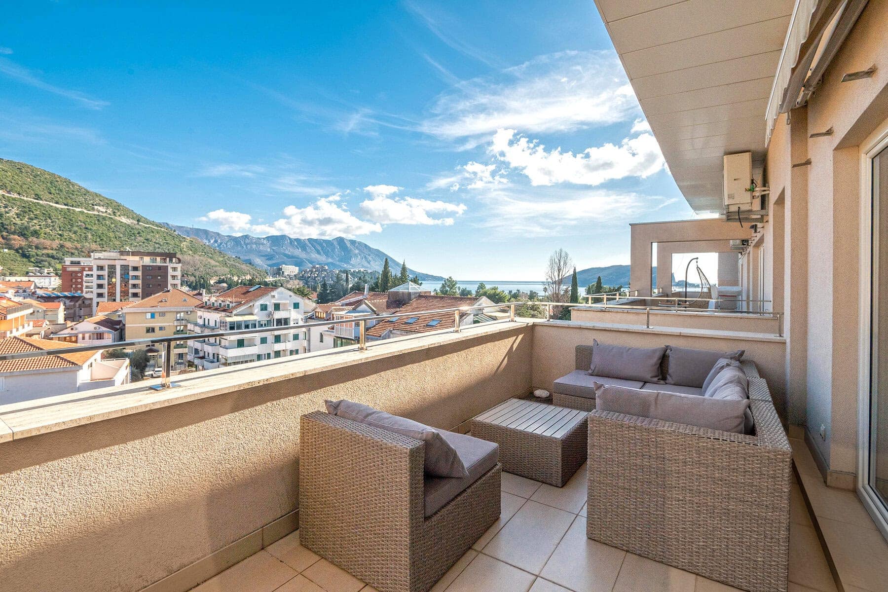 Exclusive 3bdr Duplex with Sea View in Budva (22)