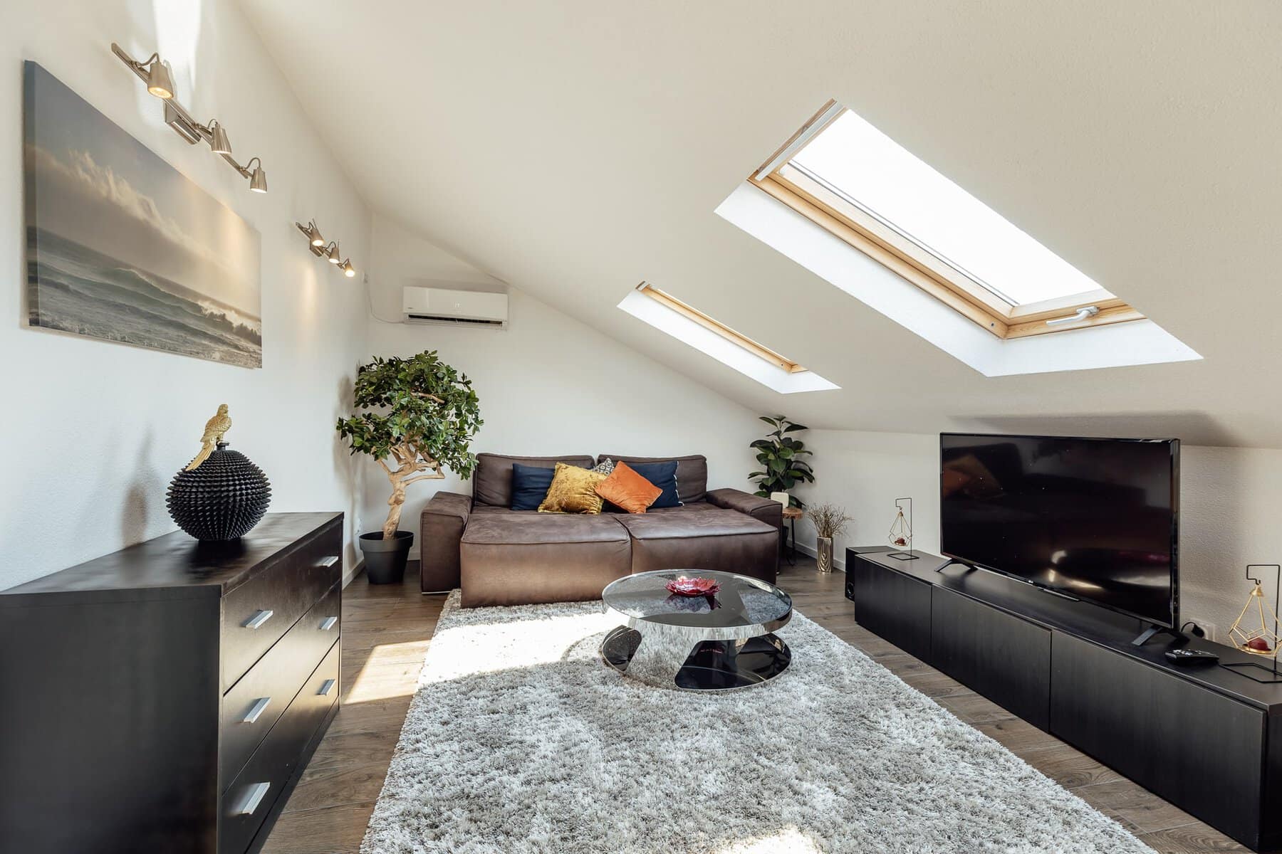 Two-bedroom Penthouse in a Stone Building (4)