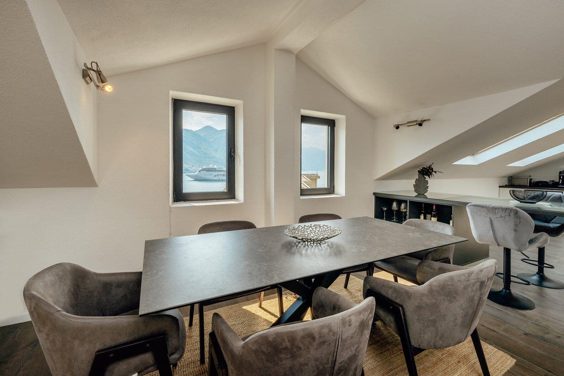 Two-bedroom Penthouse in a Stone Building (7)