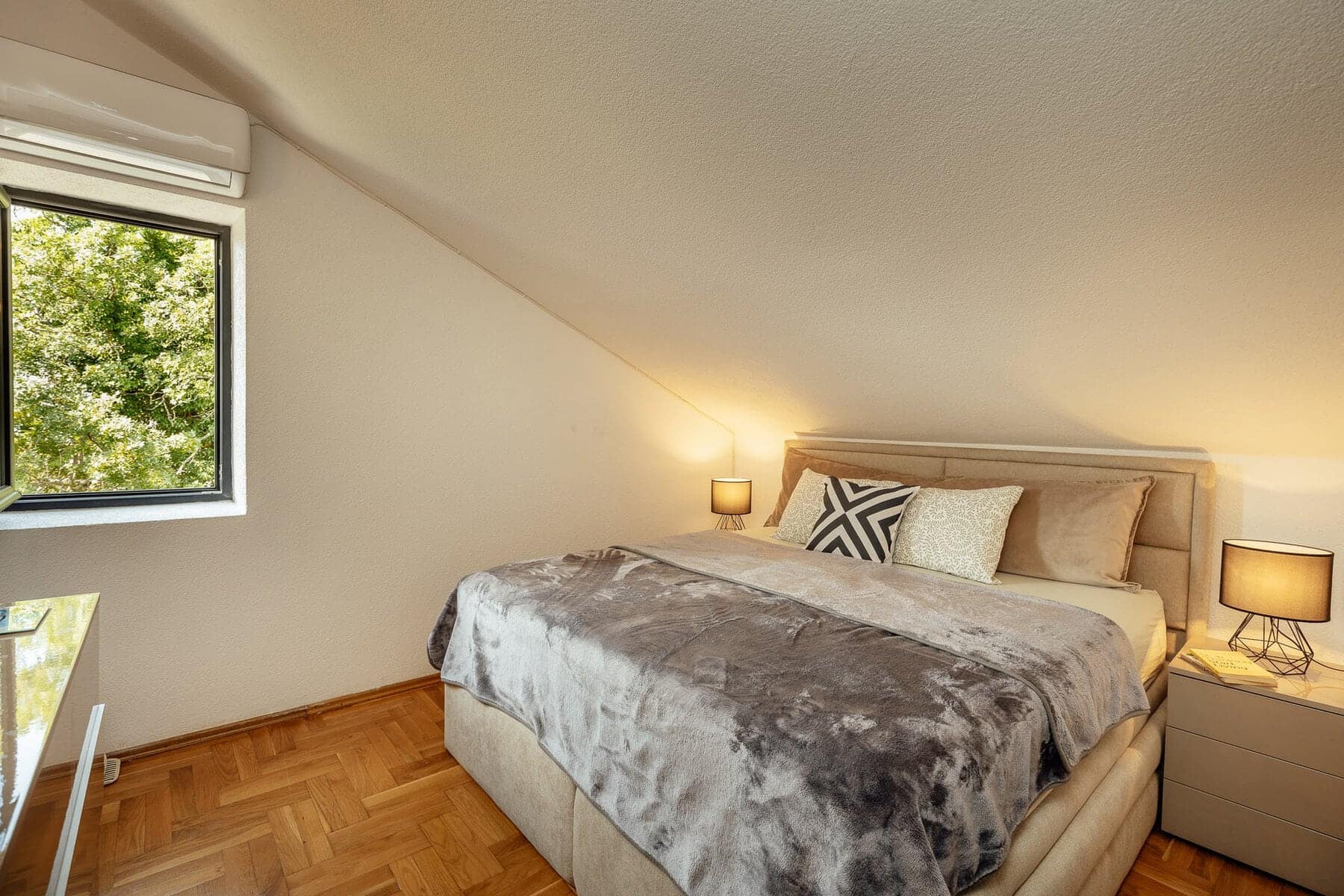 Two-bedroom Penthouse in a Stone Building (9)
