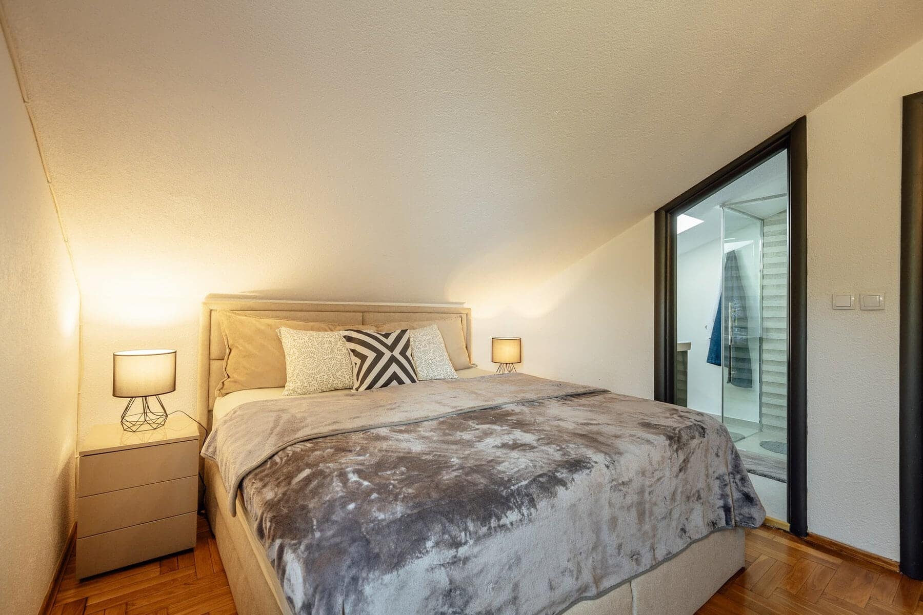 Two-bedroom Penthouse in a Stone Building (10)