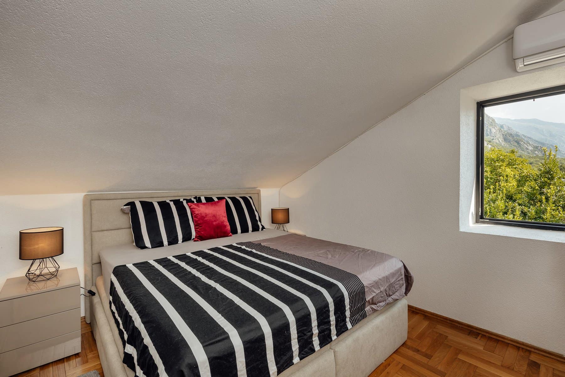 Two-bedroom Penthouse in a Stone Building (12)