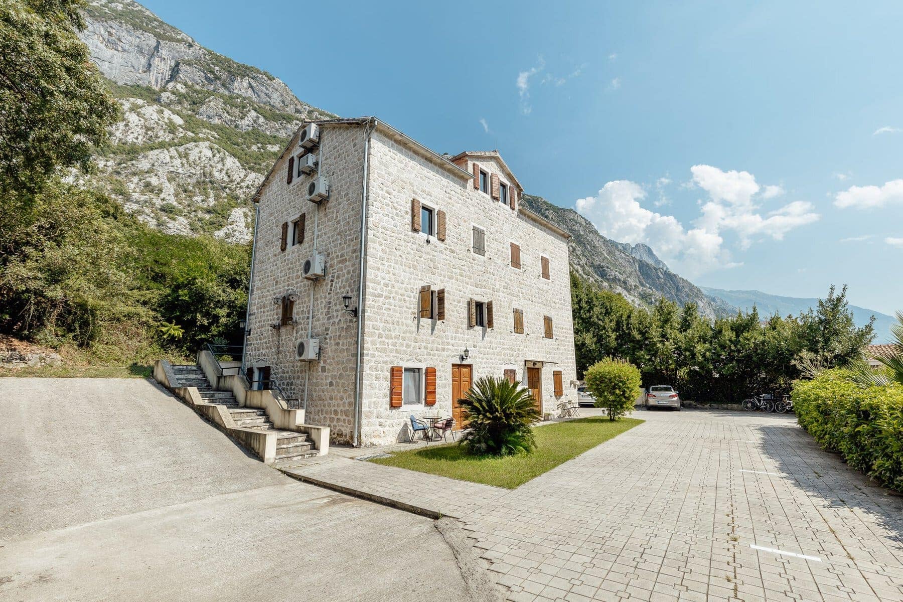 Two-bedroom Penthouse in a Stone Building (16)