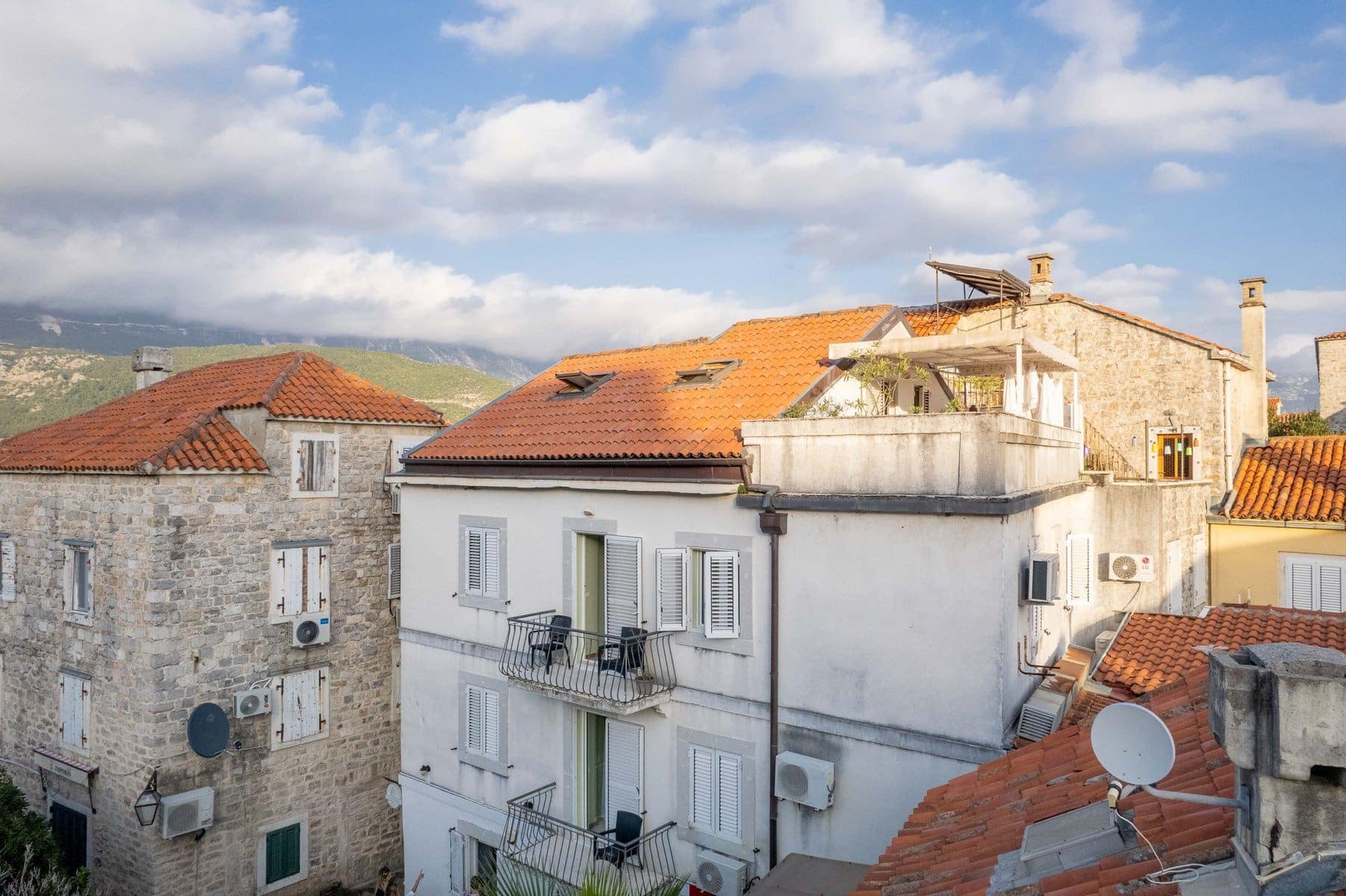 Authentic 4bdr Villa,Old Town Budva (12)