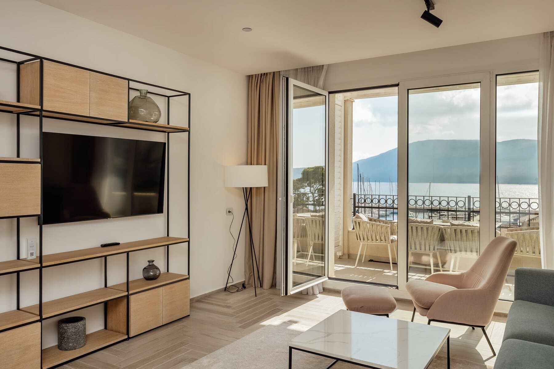 Exclusive 2bdr Apartment Lazure (4)