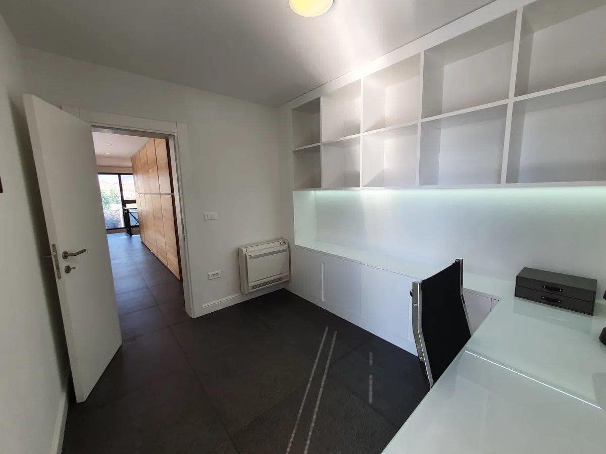 Three-bedroom, contemporary villa in an exclusive gated complex with an outdoor pool, Podgorica (10)