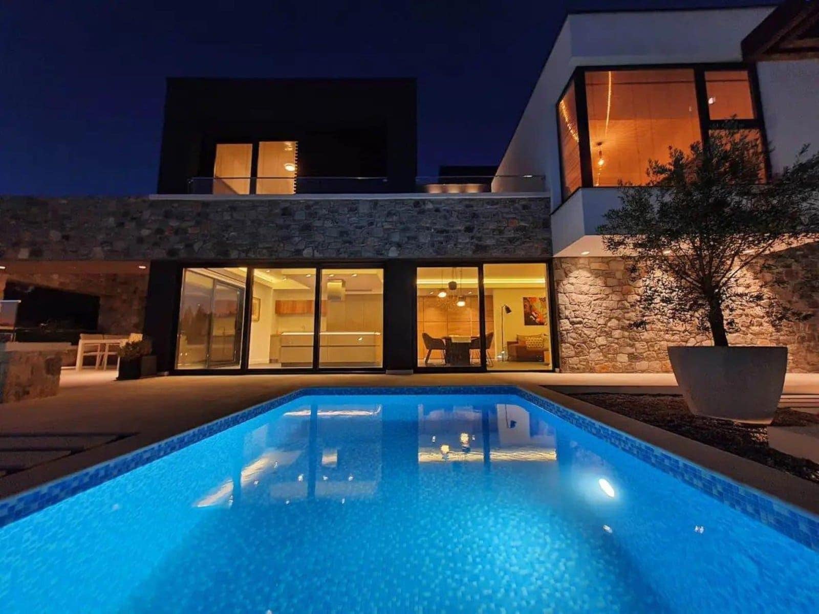 Three-bedroom, contemporary villa in an exclusive gated complex with an outdoor pool, Podgorica (17)