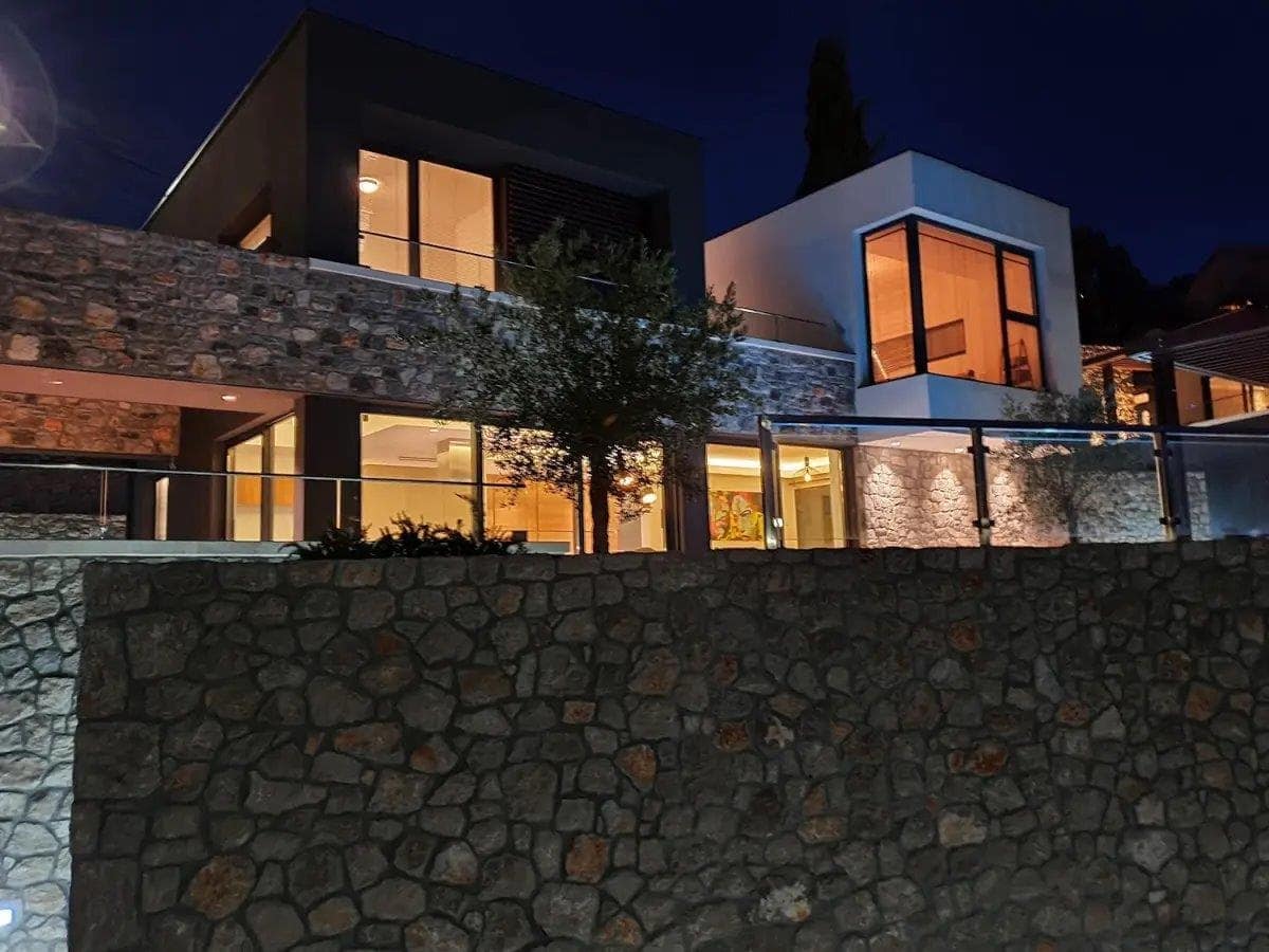 Three-bedroom, contemporary villa in an exclusive gated complex with an outdoor pool, Podgorica (18)