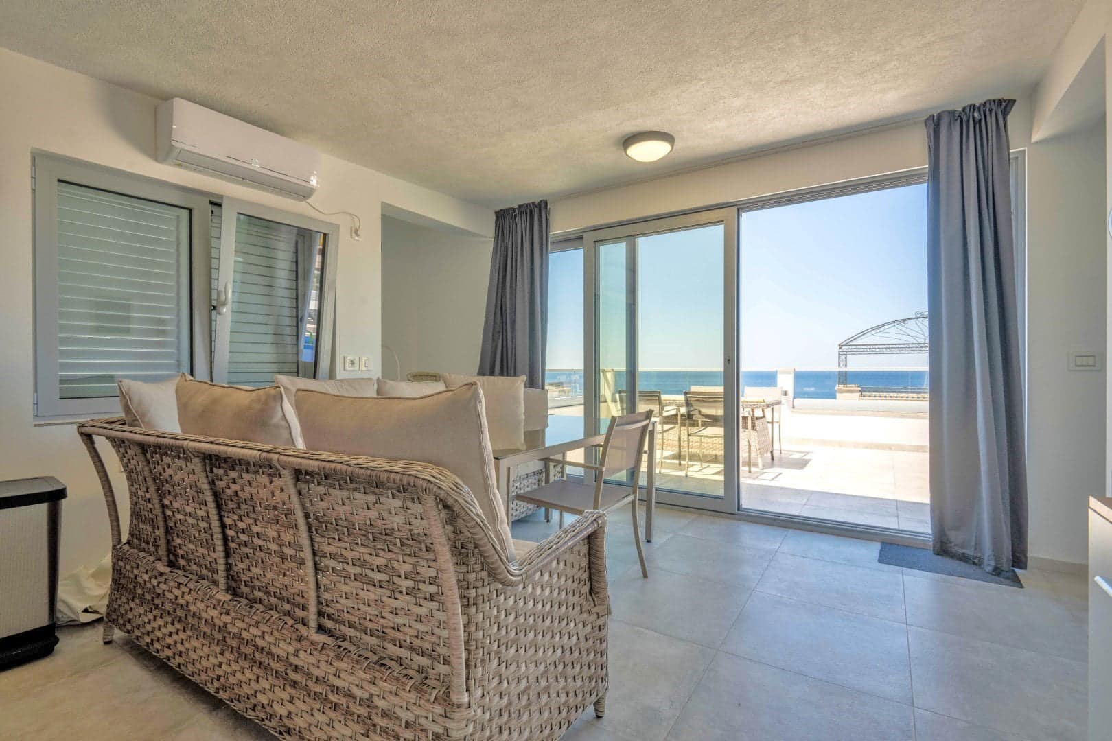 New Villa with a Panoramic Sea View, Utjeha, Bar (13)