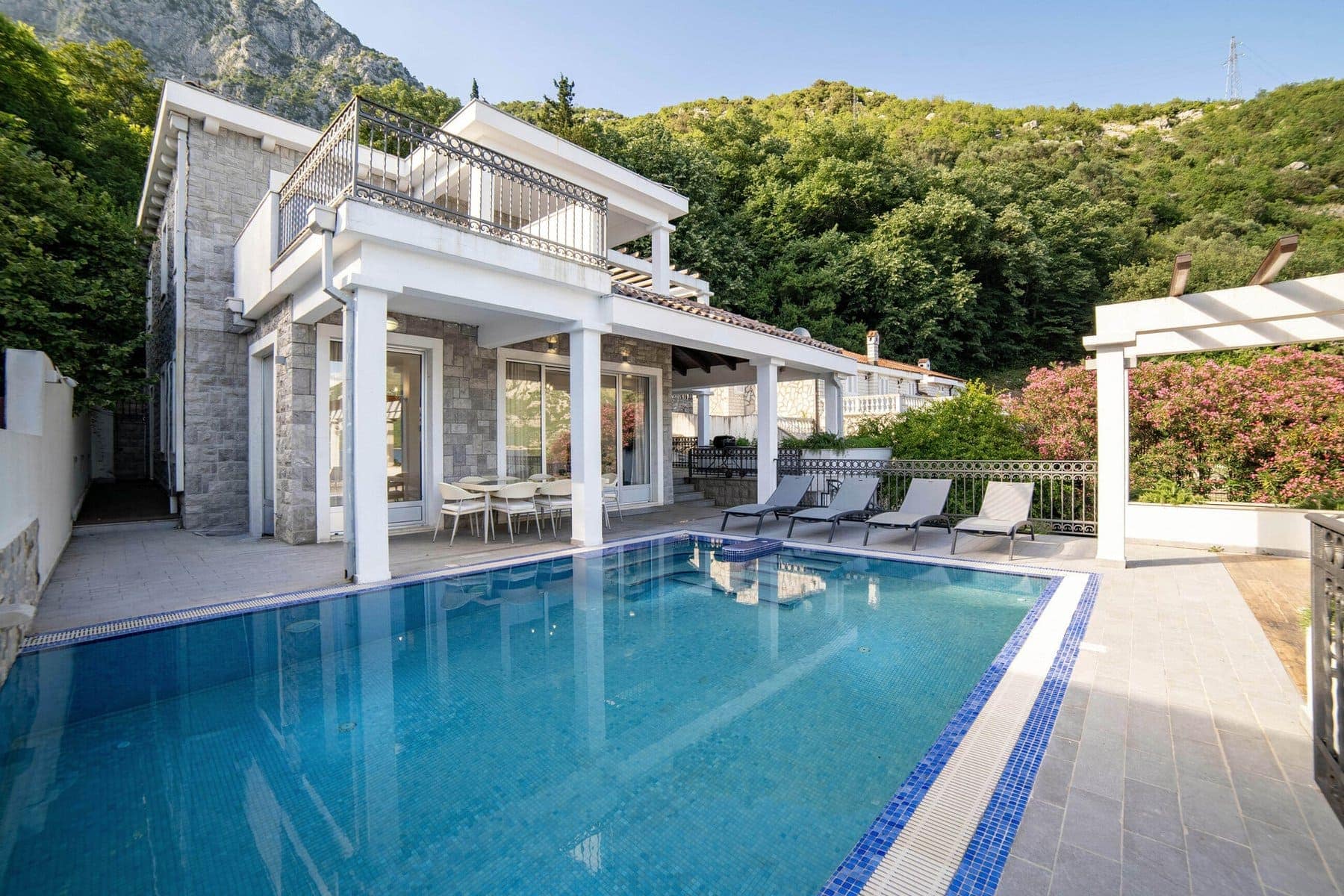 Contemporary Waterfront Villa Strp (6)