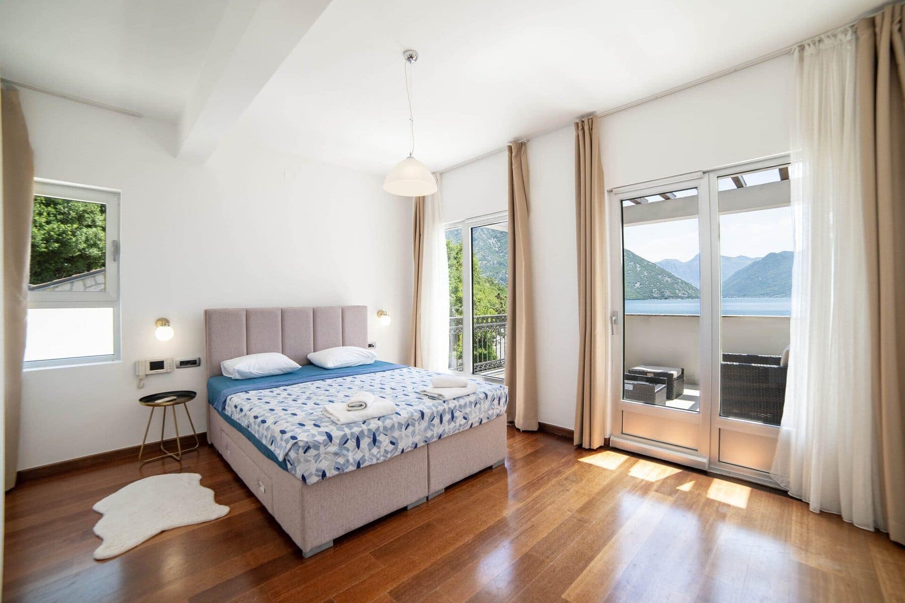 Contemporary Waterfront Villa Strp (17)